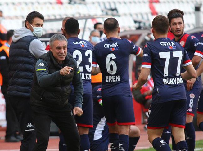 Futbolun en güzel tarafı ne gol, ne galibiyet, ne kupa... Bir gencin yükselişine tanıklık ediyorsan eğer, senden mutlusu olamaz...

Tebrikler Bünyamin Balcı...  A Milli Takım formasını çok çalışarak aldın, şimdi ise daha fazlasını verme zamanı...

Haydi göreyim seni...