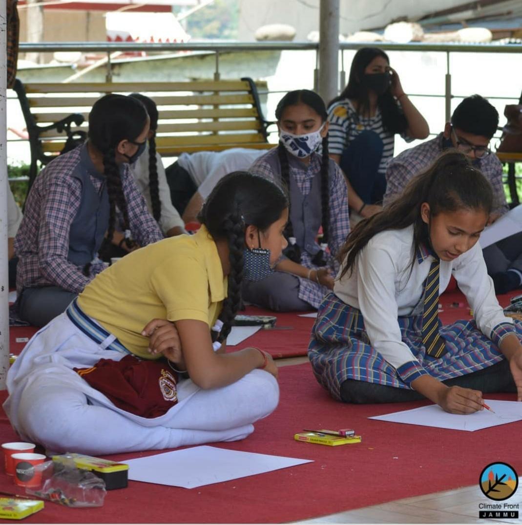 ClimateFrontJMU's tweet photo. Painting Competiton at Fuलkari2021,
Bunch of talented artists gathered together to paint the beauty of nature onto the canvas , conveying there is nothing truly more beautiful than the nature.
#fulkari2021 #live #livecompetition #painting #paintingcompetition #climatefrontjammu https://t.co/oWIrYncV6C
