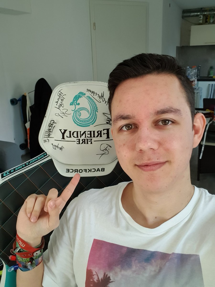 MaxenTM's tweet photo. Das gute Ding steht jetzt seit einer Woche hier bei mir und ich könnte mir keinen besseren Stuhl vorstellen.
Besonders die Synchronmechanik finde ich mega stark.
Freue mich jedes Mal wieder, mich drauf zu setzen. 😄
Großes Danke nochmal an @Backforce_gg und @ModMyMachine 💙 https://t.co/ah7qXPEEx9