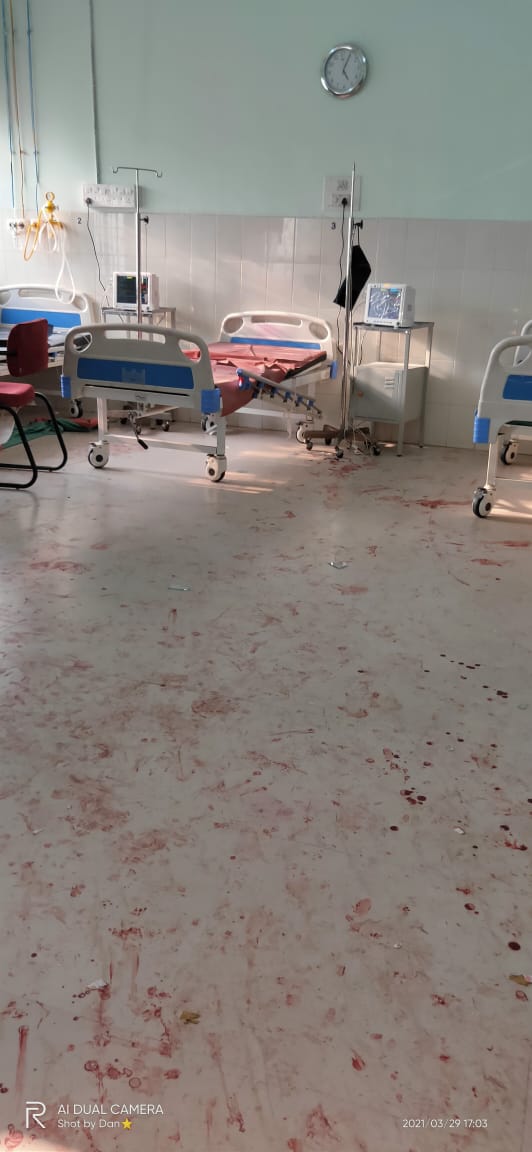 patil__sharanu's tweet photo. Mob attack on GIMS Kalaburagi hospital #NoSafetyForDoctors @PMOIndia @narendramodi  @CMofKarnataka @BSYBJP https://t.co/JvBdmxL3hN