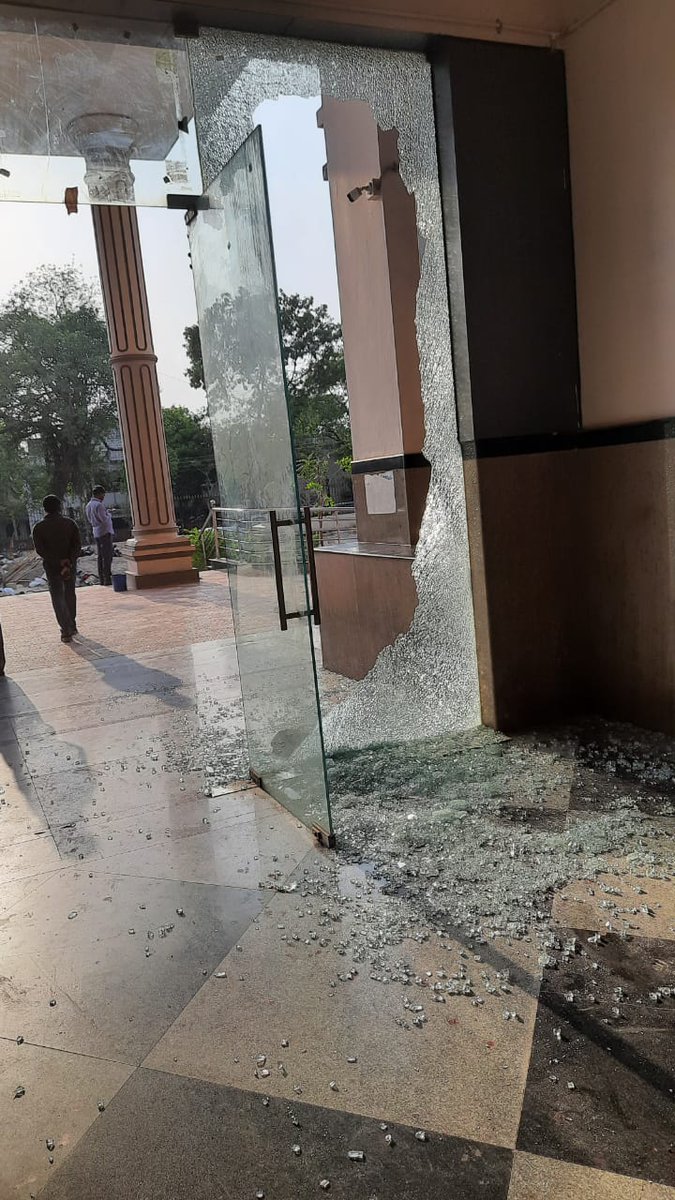 patil__sharanu's tweet photo. Mob attack on GIMS Kalaburagi hospital #NoSafetyForDoctors @PMOIndia @narendramodi  @CMofKarnataka @BSYBJP https://t.co/JvBdmxL3hN