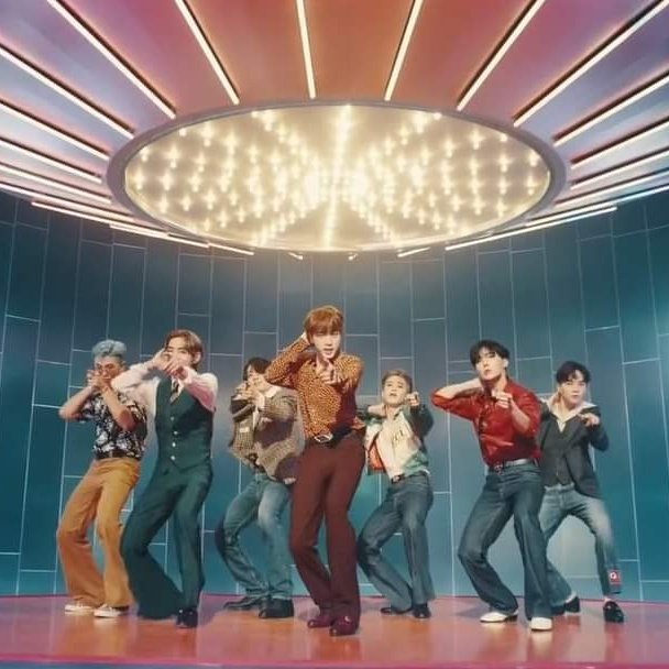 btschartsxdaily's tweet photo. [📶| @BTS_twt's "Dynamite" now ties with "Despacito" as the longest running #1 hit in Digital Song Sales chart history (17 weeks) 🇺🇲 https://t.co/9VX807jWNa