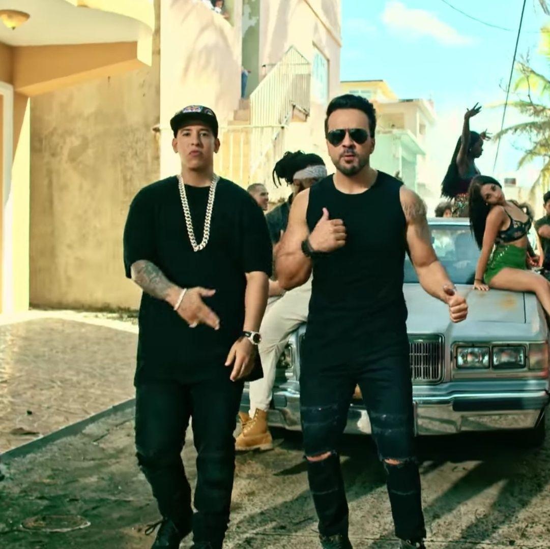 btschartsxdaily's tweet photo. [📶| @BTS_twt's "Dynamite" now ties with "Despacito" as the longest running #1 hit in Digital Song Sales chart history (17 weeks) 🇺🇲 https://t.co/9VX807jWNa