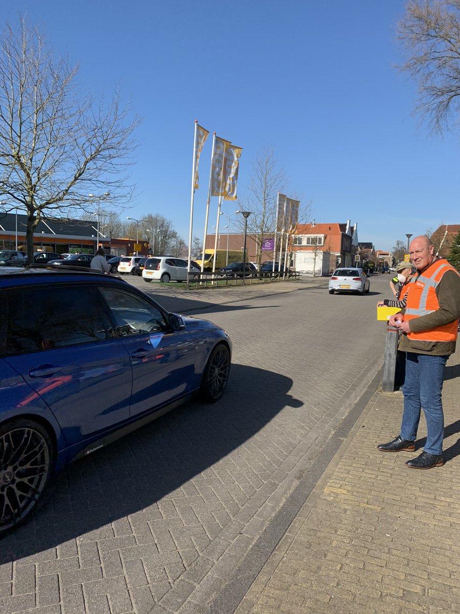 Samen met bewoners van de Dorpsstraat, politie, gemeente, Veilig Verkeer Nederland en Coop ter hoogte van de brandweer in #Assendelft een ludieke verkeersactie gehouden. Niet harder dan 30! #snelheideruit <a href="/GemZaanstad/">Gemeente Zaanstad</a> <a href="/SlegersGerard/">Gerard Slegers</a>
