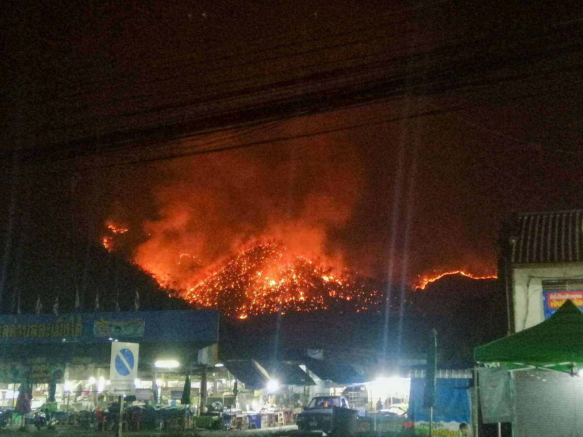 เกิดไฟป่าบนภูเขา บริเวณบ้านศาลา ต.สะเมิงใต้ อ.สะเมิง ขณะนี้จนท.กำลังพยายามควบคุมไฟให้อยู่ในวงจำกัด การทำงานลำบากมากเพราะเป็นเขาสูง ผาหิน ป่าไผ่ แห้ง ไฟไหม้รุนแรงควบคุมยาก พรุ่งนี้เตรียมพร้อมด้วยอากาศแย่แน่ๆ #ส่งกำลังใจให้เจ้าหน้าที่ดับไฟป่าทุกคน #ไฟป่าเชียงใหม่ เครดิต #CM108.com