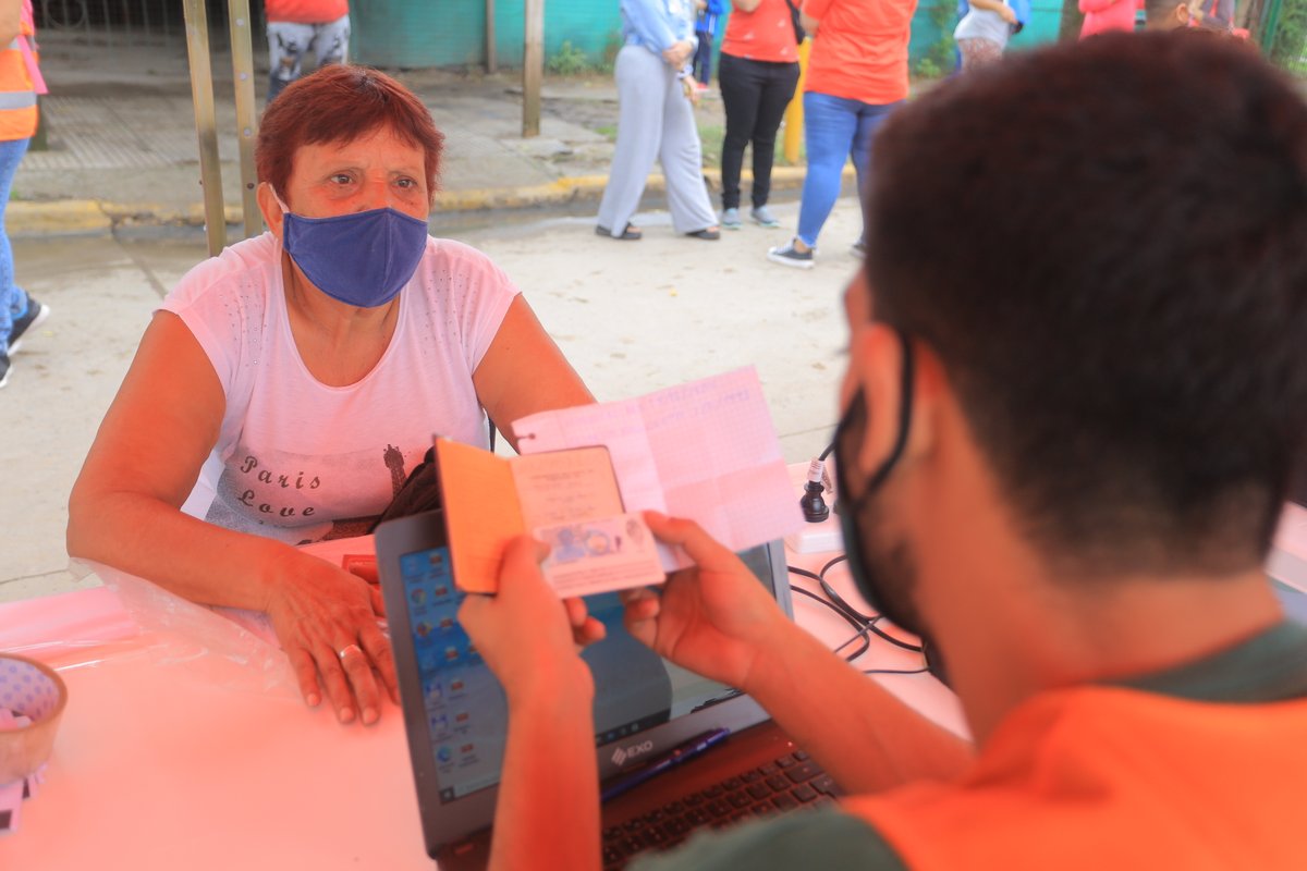 MunicipioEE's tweet photo. En el barrio #MonteChico se llevó a cabo el operativo Red Nacional Aulas Talleres Móviles de @EducacionAR. Durante el mismo, vecinas y vecinos recibieron información sobre cursos de Gastronomía y Soldadura, así como también se asesoraron sobre trámites municipales. https://t.co/YBW3Va7v6e
