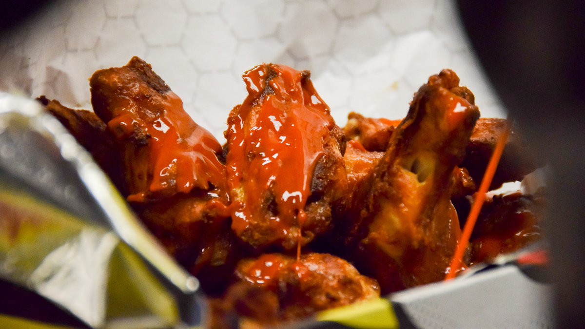 Howies_1540's tweet photo. Our Howie Wings come in 4 different flavors, with the option of bone-in or boneless! We do more than just pizza at Hungry Howie's in Katy! 
#thepizzapurpose #famousforflavor #katytx #katytxfood #katytxfoodie https://t.co/Ql2t3LNDkJ