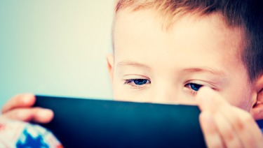 Debido al incremento del uso de pantallas durante el #COVID19, los niños en especial los más pequeños se les debe recordar el uso apropiado de los dispositivos digitales.  Aquí más información. ow.ly/JEMH30rzZwf