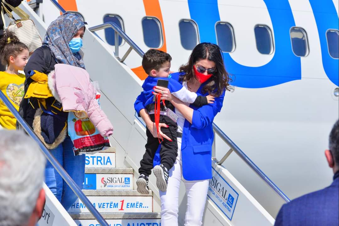 ArCausholli's tweet photo. It happened to help coming down the stairs of the aircraft of flydubai the youngest passenger.

When you hold a child in your arms, you hold all his dreams, his future...

In other words, when you hold a child, you hold yourself. 

@flydubai https://t.co/ZuZj1vPviV