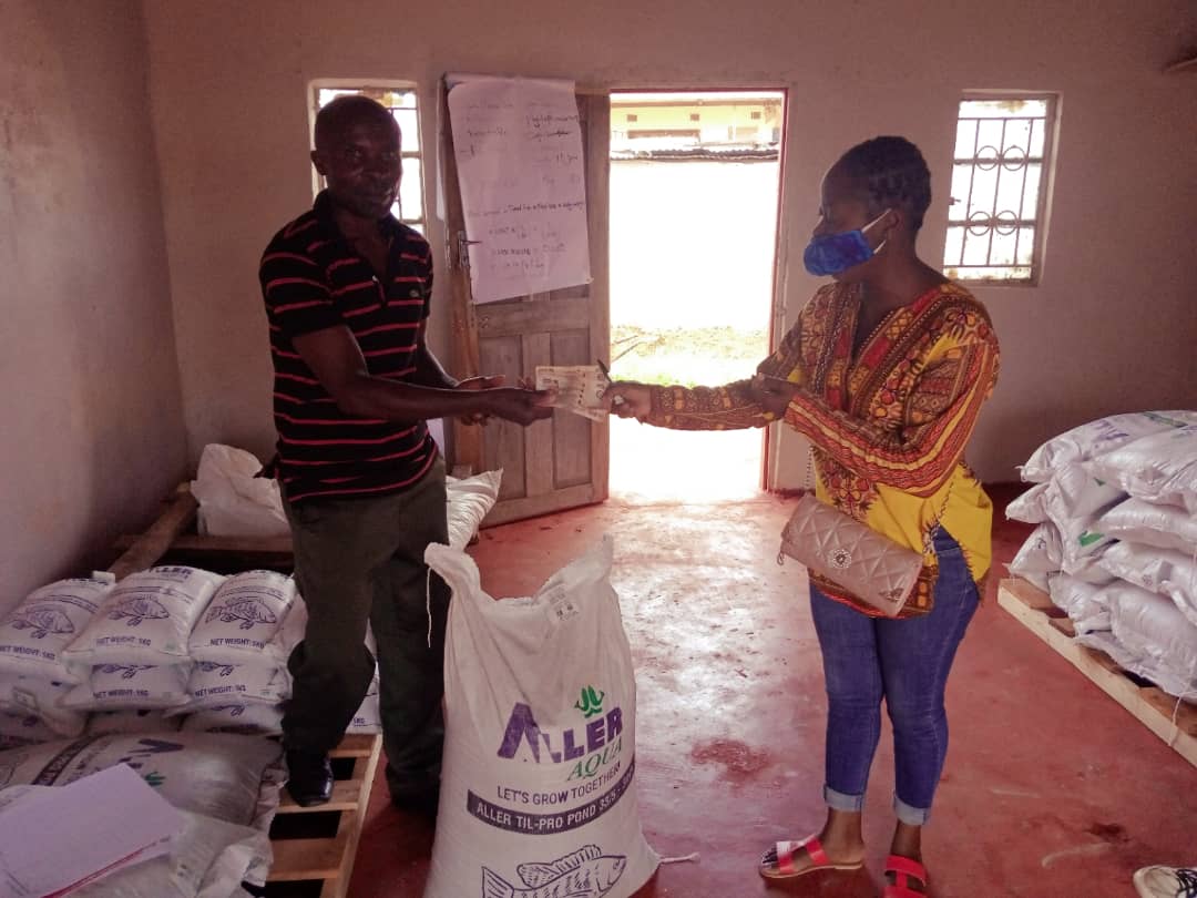 CathyMwema's tweet photo. #Businessincubation @WorldFishCenter Zambia. Ms. Mfune, a start-up aquapreneur opens the first ever fish feed shop in Mporokoso District, Northern Zambia - thanks to support from @giz_gmbh under piloting Inclusive Business models Project @NetsayiMudege @KakwashaKeagan https://t.co/EwtqsROaLu