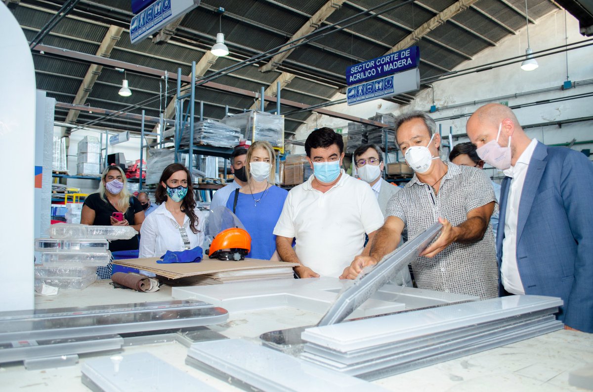 giorgi_debora's tweet photo. Visitamos la fábrica #SignoPlast de La Tablada
Junto a @FerEspinozaOK y el Secretario Pyme de Nación @GuilleMerediz recorrimos la importante empresa familiar que desde hace 50 años se dedica a actividades vinculadas al diseño para grandes clientes como YPF, Falabella o Axion. https://t.co/fOoFZzn6wz