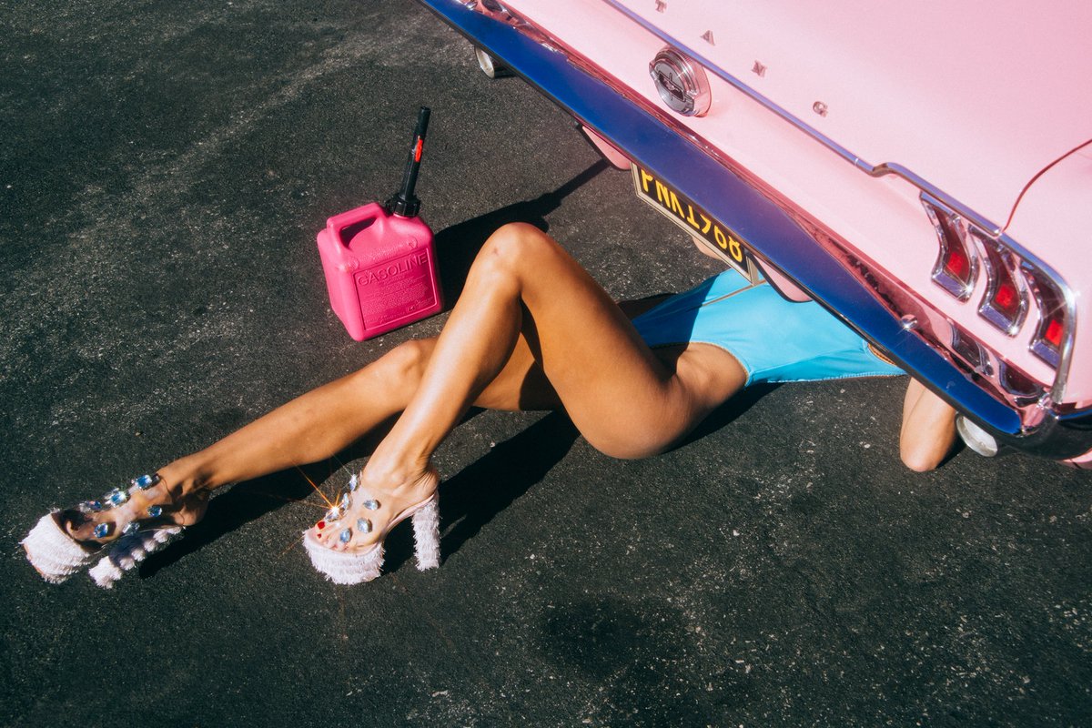 Let me change your oil #laphotographer #vintage #Retro #mustang