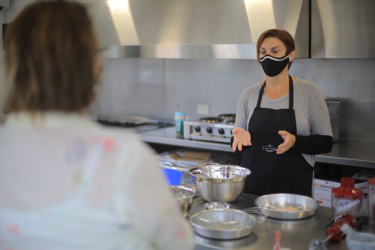 MunicipioEE's tweet photo. En el barrio #MonteChico se llevó a cabo el operativo Red Nacional Aulas Talleres Móviles de @EducacionAR. Durante el mismo, vecinas y vecinos recibieron información sobre cursos de Gastronomía y Soldadura, así como también se asesoraron sobre trámites municipales. https://t.co/YBW3Va7v6e