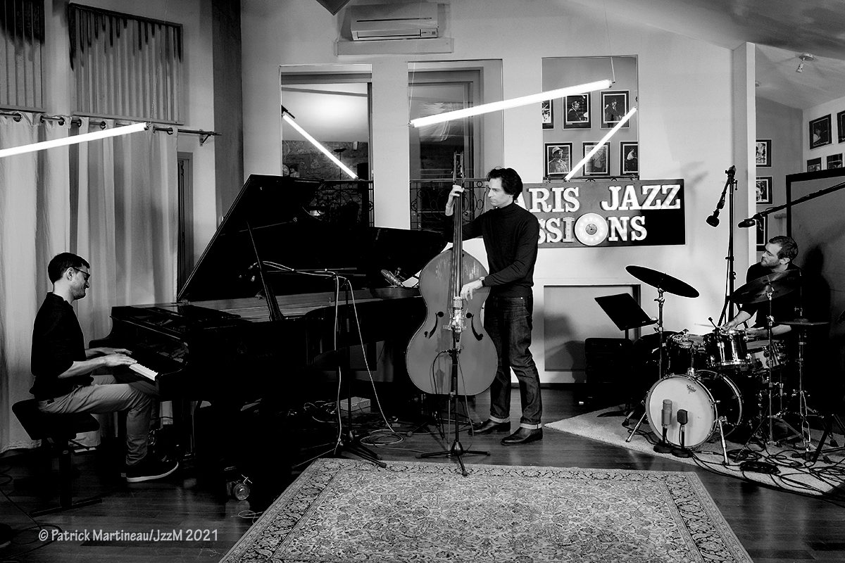 ParisJazzClub's tweet photo. #PJCLive @AntoineKarako Trio en concert live sur Facebook - lundi 29 mars à 21h10 !

Un concert organisé par @paris_jazz_sess et que vous pourrez voir sur la page Facebook de Paris Jazz Club 🎶

💻 → https://t.co/L7XH0ibWm7
📷 Patrick Martineau https://t.co/Zeyqiigue0