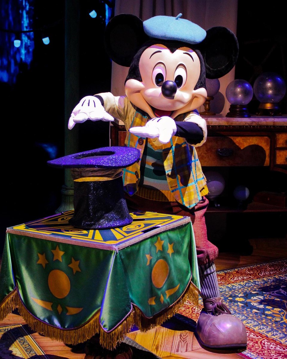 CharactersPBlog's tweet photo. Now what would a true magician do? You can’t give up Mickey, you must remember what the Magic Makers taught you! ✨🎩
#disneyclassics #DisneyThrowbacks #characters #disneycharacters #disneylandparis #DisneyParks #mickeymouse #magicmaker #mickeyandthemagician #letitshine https://t.co/2lRlwUMjUd