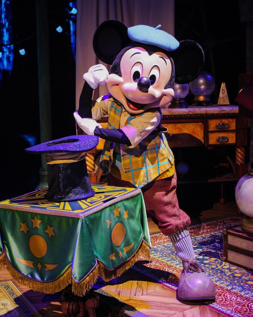 CharactersPBlog's tweet photo. Now what would a true magician do? You can’t give up Mickey, you must remember what the Magic Makers taught you! ✨🎩
#disneyclassics #DisneyThrowbacks #characters #disneycharacters #disneylandparis #DisneyParks #mickeymouse #magicmaker #mickeyandthemagician #letitshine https://t.co/2lRlwUMjUd