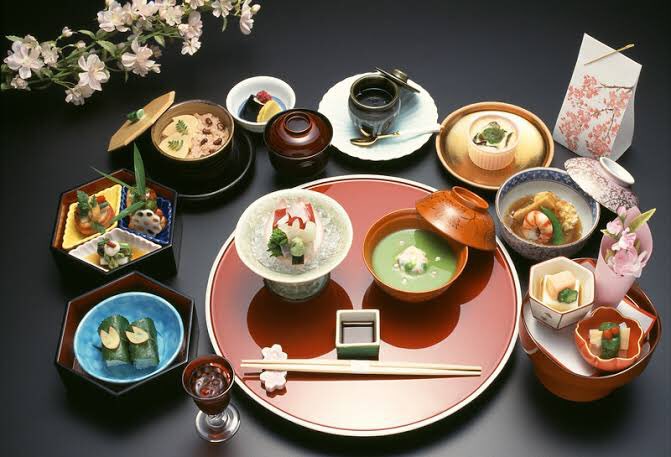 JanInitiative's tweet photo. #Nedir

🎴Kaiseki

🎎Geleneksel Japon akşam yemeğidir. Terim yanı sıra Japon geleneksel yiyeceklerinin hazırlanmasında kullanılan beceri ve teknikleri de içermektedir. 

🍱Bir tepsi üzerinde sunulan seçmeli yemek menüsü anlamına gelmektedir. 

#kaiseki #gastronomy #foodculture https://t.co/WCtK7PKbaT