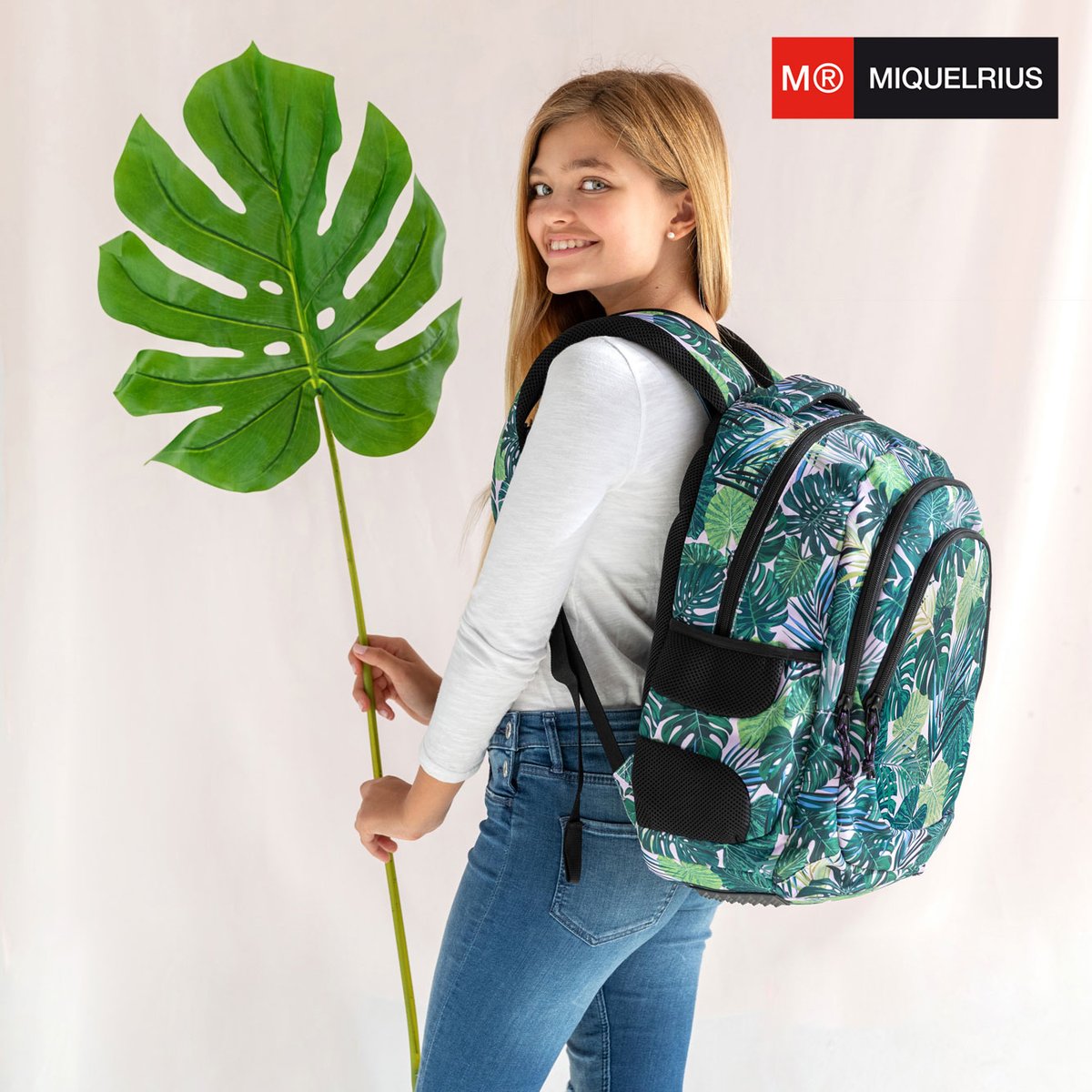 El estampado #tropical está más de moda que nunca🌴! Equípate con una de nuestras mochilas y únete a la tendencia del momento🤩.  ¡Disponible en varios formatos en tu papelería habitual!