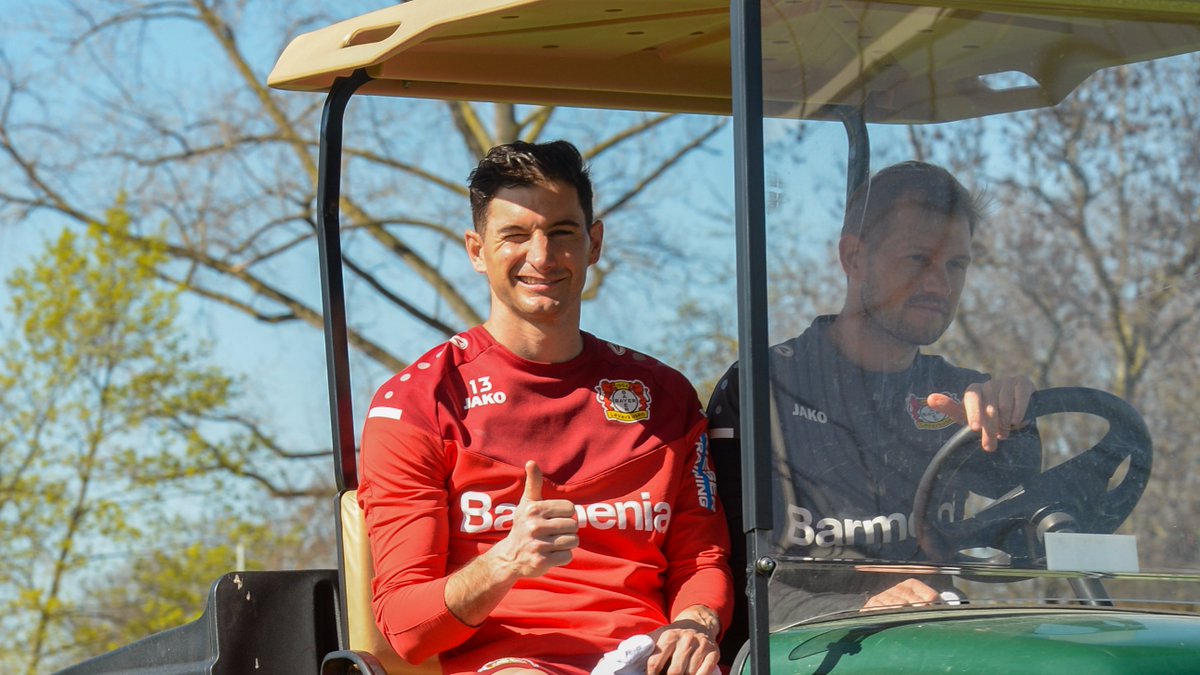 bayer04_es's tweet image. ¡Atención acá! Si esta foto de Alario llega a 100 RT la usaremos como portada 😉👍