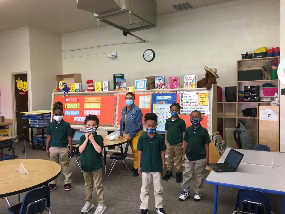 NPSchools_VA's tweet photo. We are starting our third week of concurrent learning and today, Superintendent Dr. Sharon I. Byrdsong couldn’t hide her Tiger pride @inglesideTigers!
#WeAreNPS #NPSInThisTogether #NPSConcurrentLearning https://t.co/rQ3z09rDwY