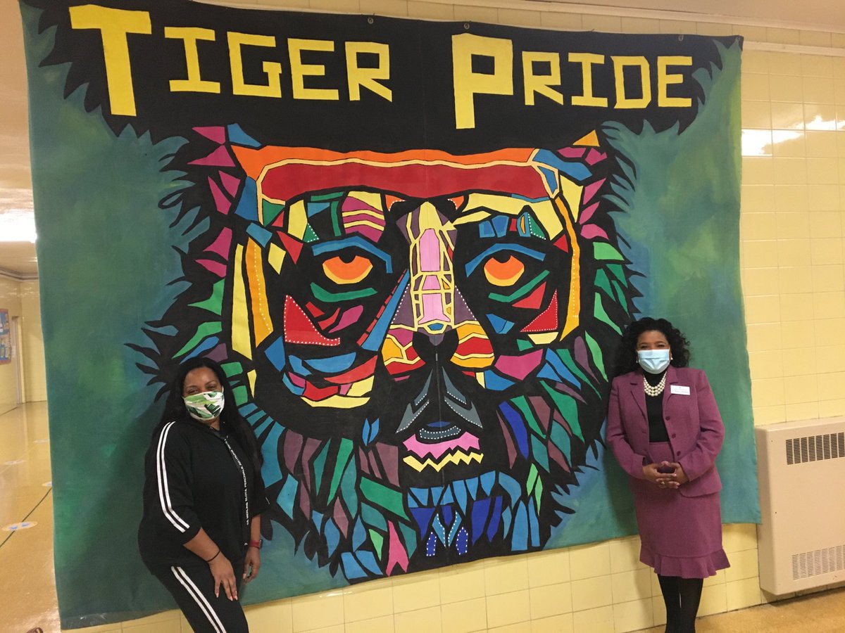 NPSchools_VA's tweet photo. We are starting our third week of concurrent learning and today, Superintendent Dr. Sharon I. Byrdsong couldn’t hide her Tiger pride @inglesideTigers!
#WeAreNPS #NPSInThisTogether #NPSConcurrentLearning https://t.co/rQ3z09rDwY