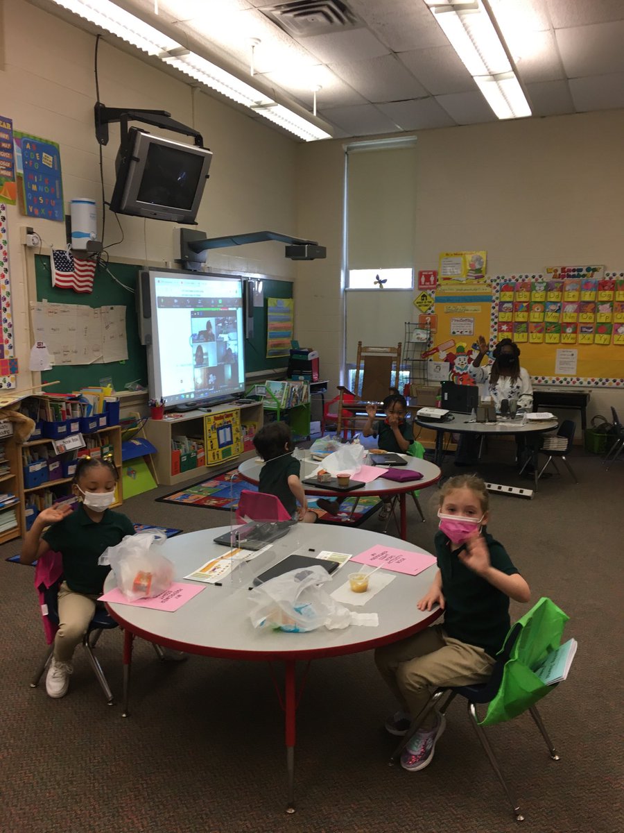 NPSchools_VA's tweet photo. We are starting our third week of concurrent learning and today, Superintendent Dr. Sharon I. Byrdsong couldn’t hide her Tiger pride @inglesideTigers!
#WeAreNPS #NPSInThisTogether #NPSConcurrentLearning https://t.co/rQ3z09rDwY