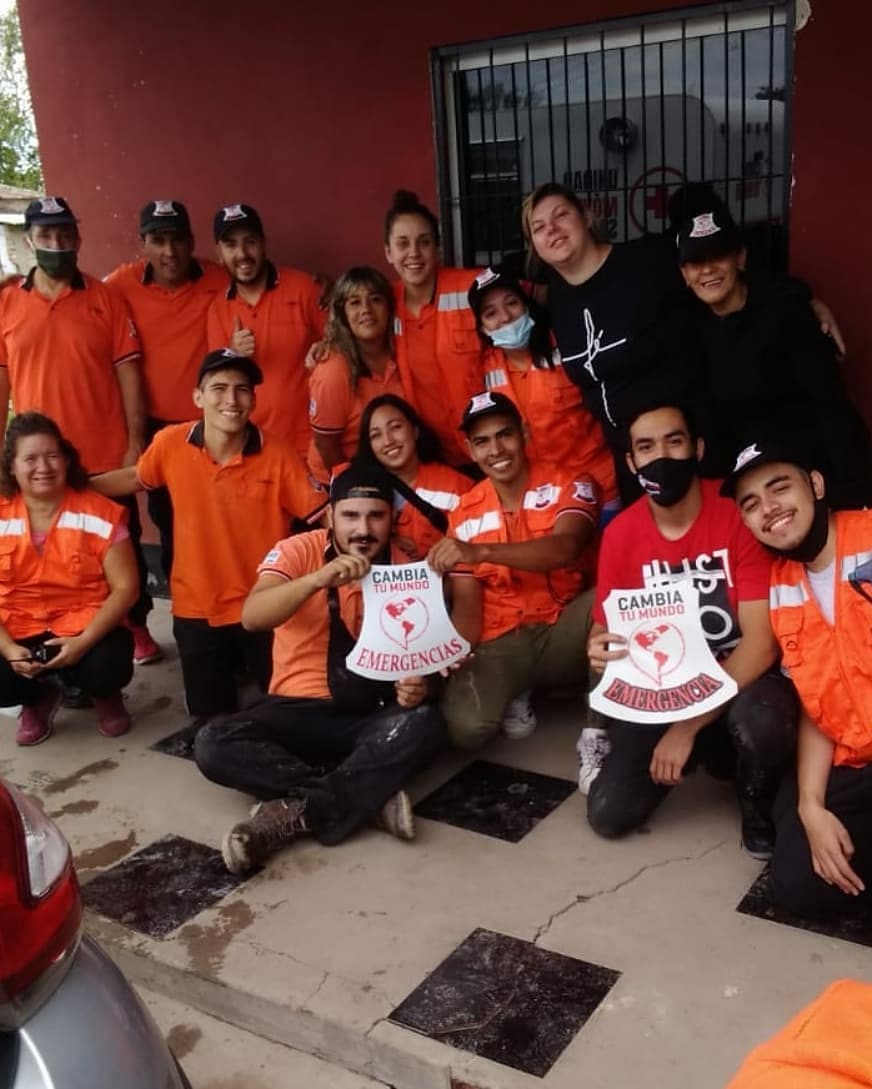 El equipo de Cambia tu Mundo realizando tareas de asistencia con donaciones y un mensaje de Salvacion en La escondida, Chaco!