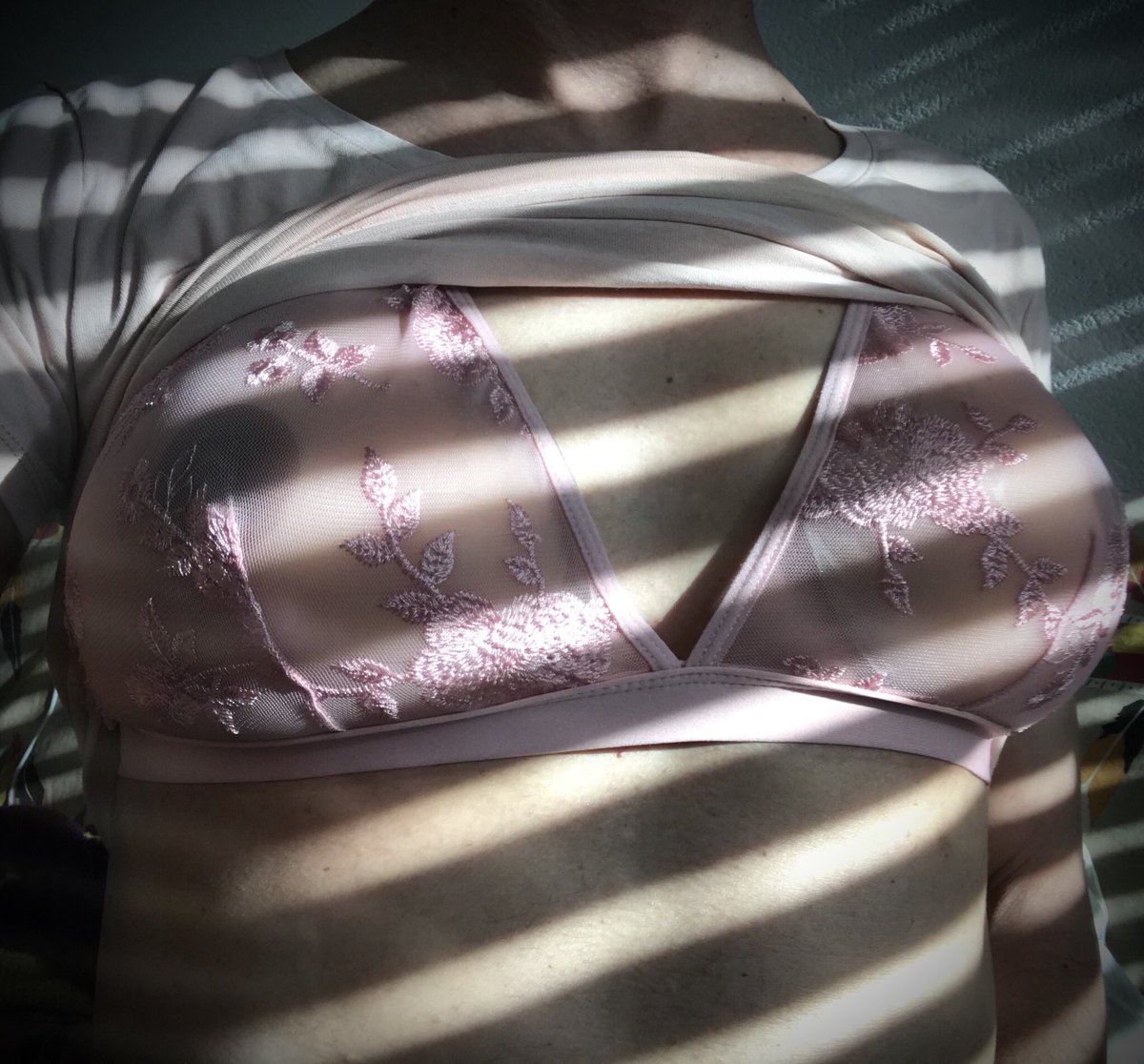 MlleMylene1's tweet photo. Derrière ses persiennes..... 
une amie pour m’y retrouver ?!? 
🥰🥂👩‍❤️‍👩#entrefilles #entrecoquines #crossdresser #coquine #robecourte #transparence https://t.co/u17iWdv2KL