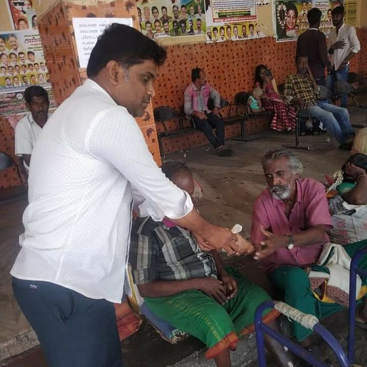 Kaapaantrust's tweet photo. #காப்பான்அறக்கட்டளை #சார்பாக #பசியில்லாபழநி #திட்டத்தின்கீழ் #420ஆம் #நாளான #இன்று #சாலைஓரங்களில் #வசிக்கும் #ஆதரவற்ற #நபர்களுக்கு #உணவு #வழங்கப்பட்டது..!!! https://t.co/TYo8TEK6ED