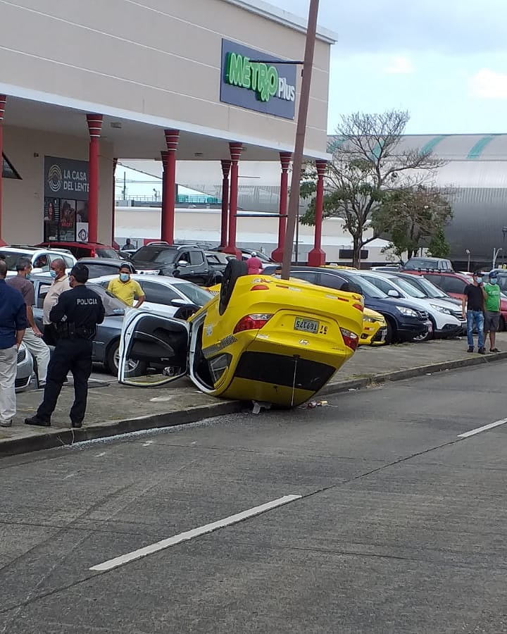 Se registra accidente de tránsito en la vía principal de Villa Lucre, próximo a a Avenida Domingo Díaz, precaución en esta ruta.