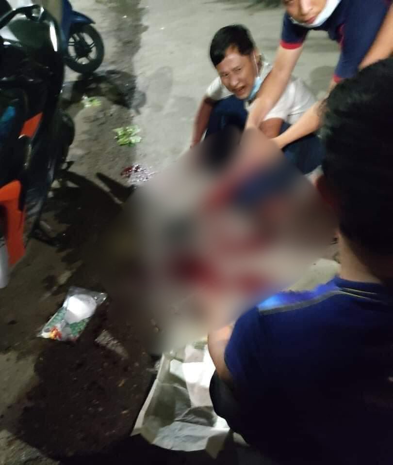 nslwin's tweet photo. Mandalay:

62 x 37c corner: A motorcyclist was robbed of his phone &amp; 200,000 Kyats. And his hand was hacked. 

#WhatsHappeningInMyanmar #Mar29Coup #AntiFascistRevolution2021 #MilkTeaAlliance https://t.co/UlHdjHDKZz