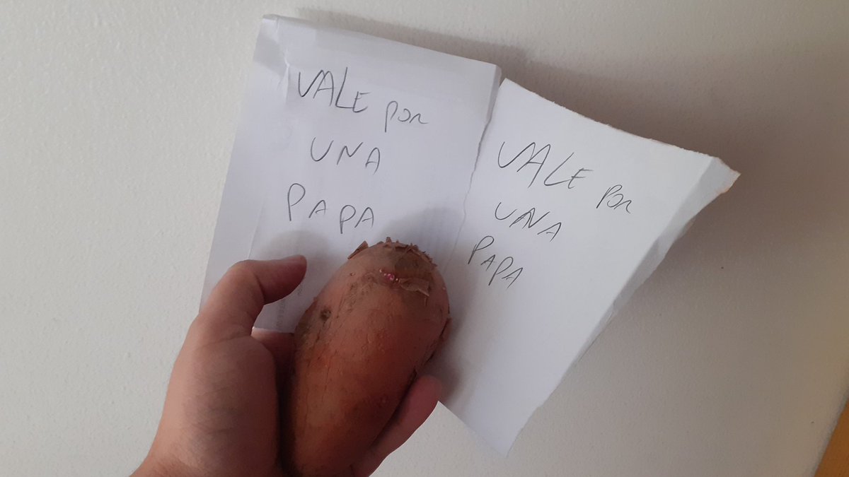 FelipeBudinich's tweet photo. Es #CuestionDePoder, no se puede aunque queramos.
Te explico; en mi mano tengo una papa y un "vale por una papa".
Si hago otro "vale por una papa", por mucho que hayan dos vales, sigue habiendo una papa y se genera un problema llamado inflación, donde una papa cuesta dos vales. https://t.co/PH1B7UN9vl