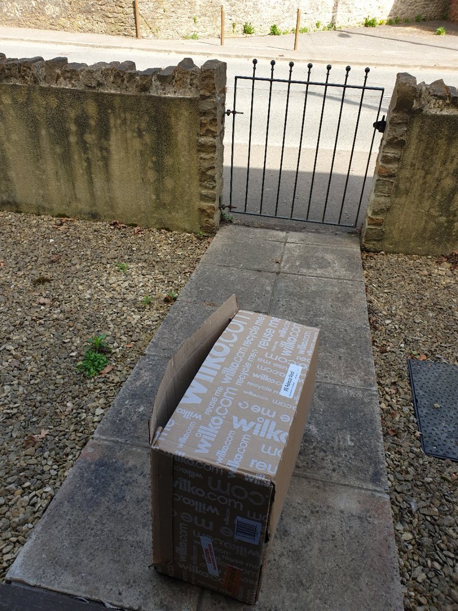 EditingUK's tweet photo. @Hermesparcels This is how the parcel was actually left on my doorstep. I can't send you a DM because apparently you don't allow them. https://t.co/LSre56qhEn