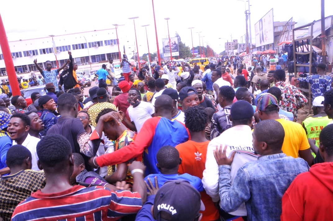 Puisque la ville de #Lubumbashi est de plus en plus jonchée d’ordures, j’en ai ramassé ce matin. J’ai fait le tour des sites du centre-ville où sont amassées les ordures et où les eaux stagnent à cause des caniveaux remplis de déchets.Une prise de conscience collective s’impose !