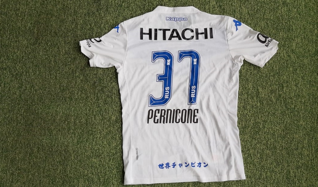 Hoy despedimos a la #CopaDiegoMaradona y la #LigaProfesional de Fútbol te viste de pasión: ganate la camiseta que usó <a href="/Velez/">Vélez Sarsfield</a> en el partido que le dio el pase al decisivo encuentro de hoy. ¿Cómo? Para poder participar del sorteo seguí a 
<a href="/LigaAFA/">Liga Profesional de Fútbol</a>  y retuiteá esta publicación 🔁