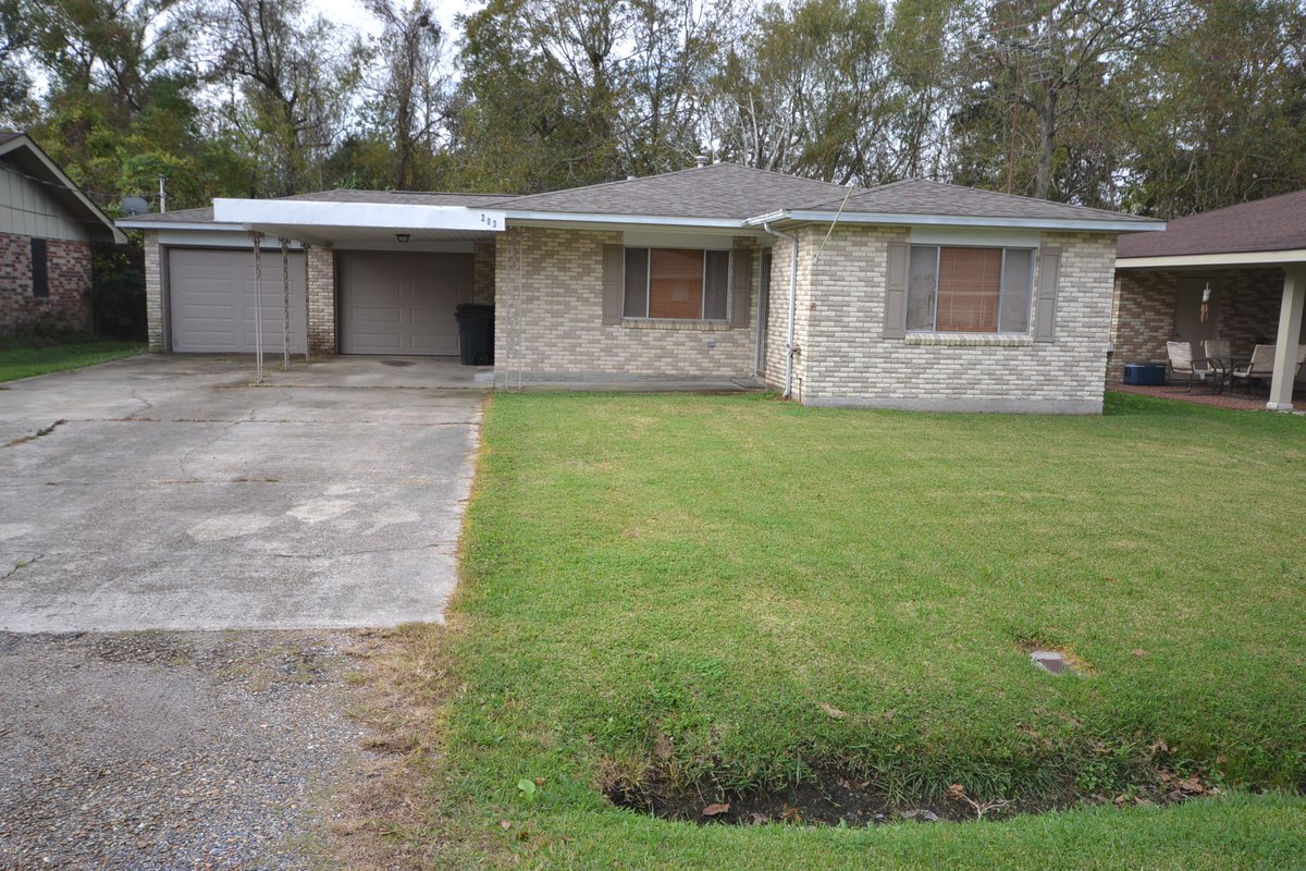 203 Carlon Dr., Des Allemands, LA 70030 - Must See 3Beds/2Baths Handsome SFH for Rent at $1,400.
#LargeYard