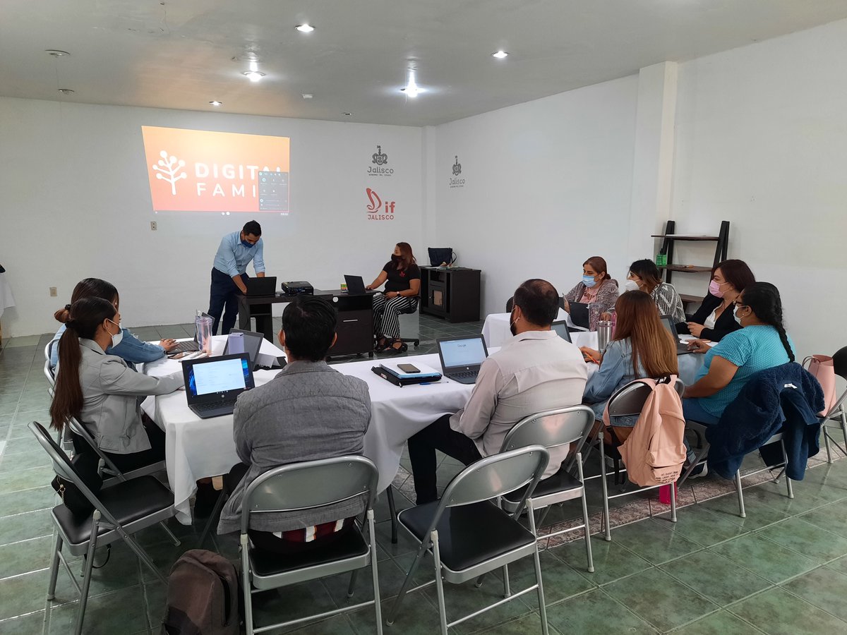 DIFJalisco's tweet photo. Los municipios de #VillaHidalgo, #Teocaltiche, #LagosDeMoreno y #Jalostotitlán, llevaron a cabo la capacitación de Aulas Virtuales a través de @GoogleForEdu y el programa #Blindy al personal de los CADI y CAIC, impartida por #IntegraT. https://t.co/yNY9aBXzjV