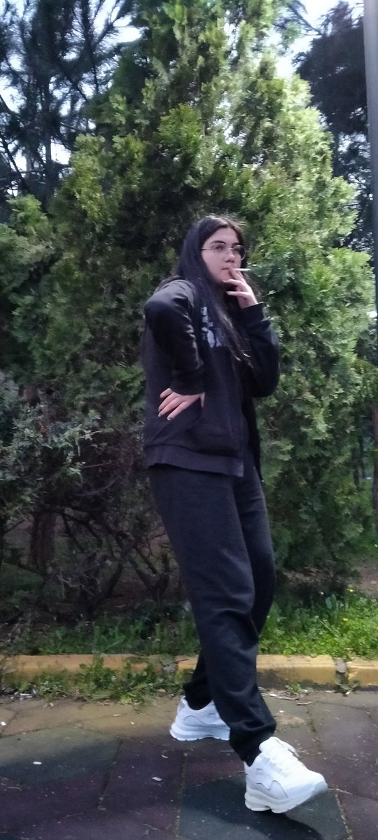 Hayatı bitmiş hayattan bıkmış kız kombini (3. Yıl mezun)