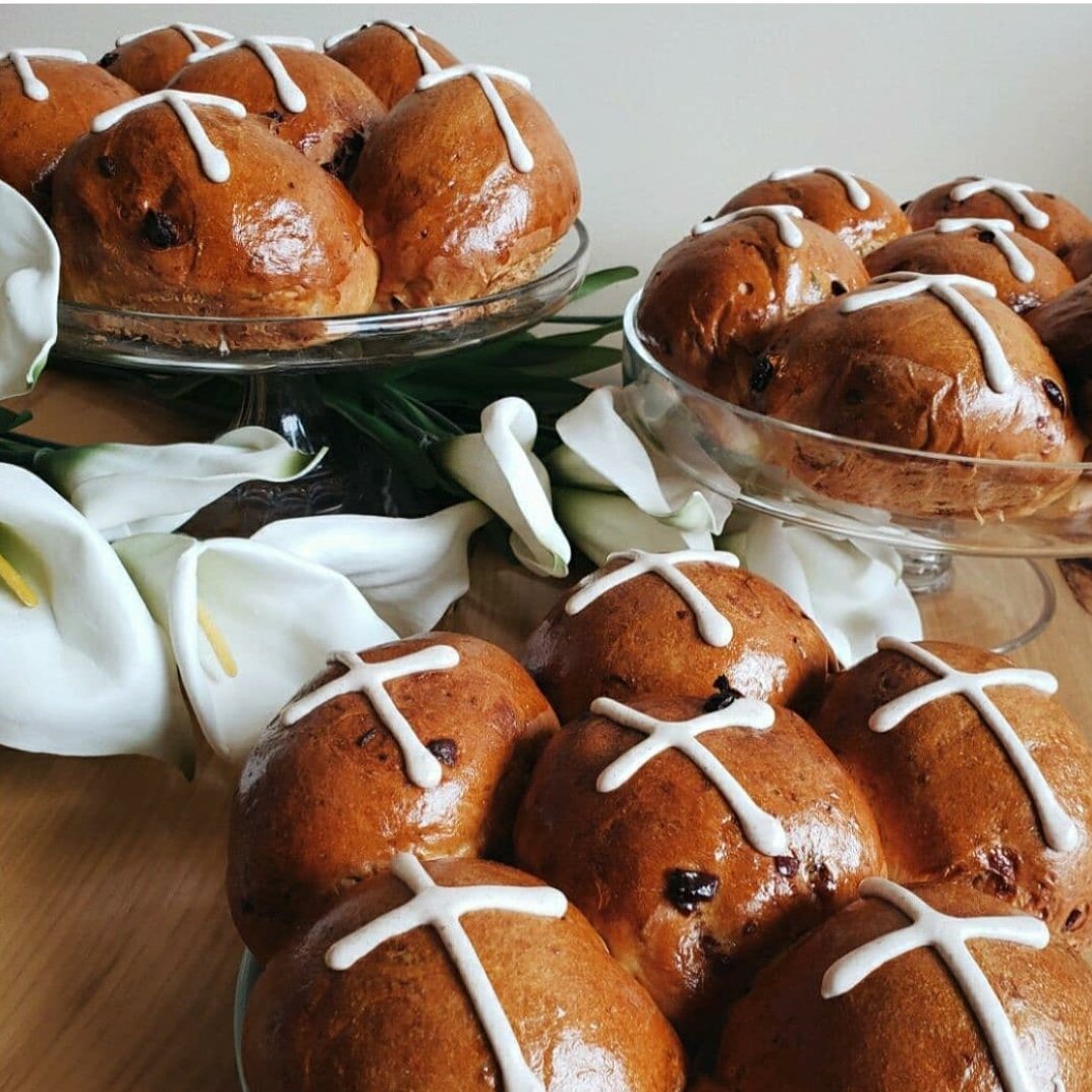 joyofnorfolk's tweet photo. Get your Easter orders in by this Wednesday for pickup Thursday afternoon or Saturday morning. 
♧7 Hot cross buns $12  
♧(A dozen) Easter Cookie box $16  
♧(6 cupcakes) Easter Cupcake Sampler $24 
Call us at 519-420-9999 or stop in to place your order! https://t.co/kcK0oNTrsX