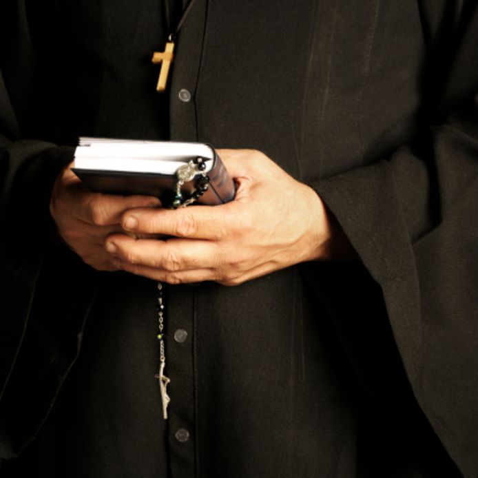 Geloofsgenoot uit Almelo tilt pastoor (88) voor 56.000 euro: kerkgemeenschap in shock.