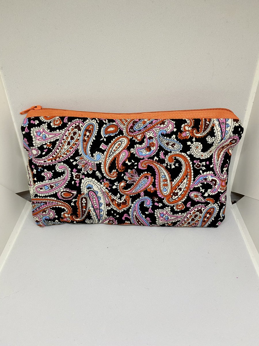 Craftycat19's tweet photo. @celestialfern_ https://t.co/OYJNRH2Wwy Hii! I have lots of stuff that would make great bday gifts! I make knitted scrunchies, headbands, sewn bags, and embroidered sweatshirts! https://t.co/EGAr46NpNI