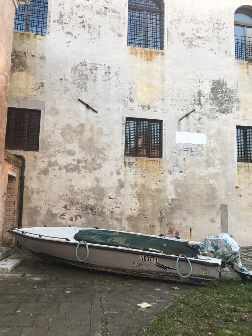 AquaGranda_2's tweet photo. AquaGranda è nato come archivio digitale per raccogliere le memorie di Venezia e dei suoi abitanti, sull’evento dell’acqua alta di novembre 2019.

Aiutaci a costruire una memoria duratura per tutti, supporta il progetto ➡️ https://t.co/RLtDu0V7Aa

Ph. Francesca Vecellio Salto https://t.co/ABMmaPWhYy