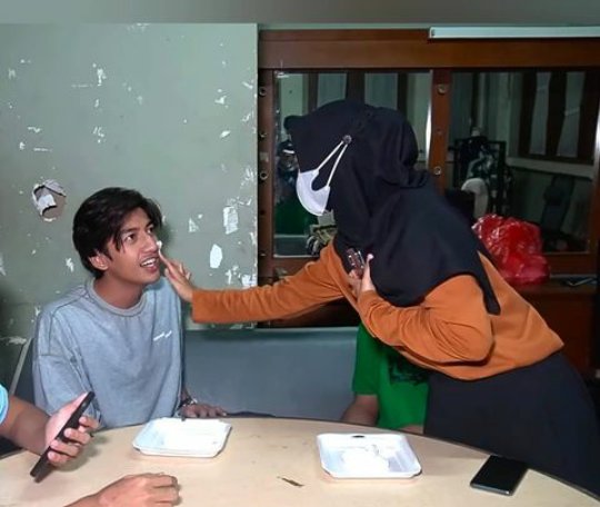 nadhila2143's tweet photo. "Kamu ada dendam apa sih sama aku cis"
#kangenriabarengvriza 
#kangenharcis https://t.co/urewBZSa1V