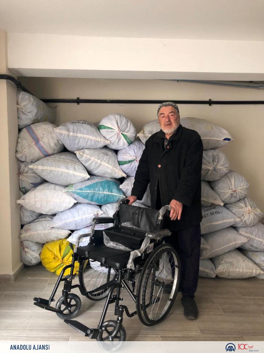 • 465 engelli vatandaşı tekerlekli sandalyeye kavuştu
• ❝En çok kapak İstanbul'dan geldi❞
• Mavi kapak gönderenlerin isimleri not ediliyor

Yardımsever dede ve torunu 13 yılda 130 ton mavi kapak topladı v.aa.com.tr/2191147