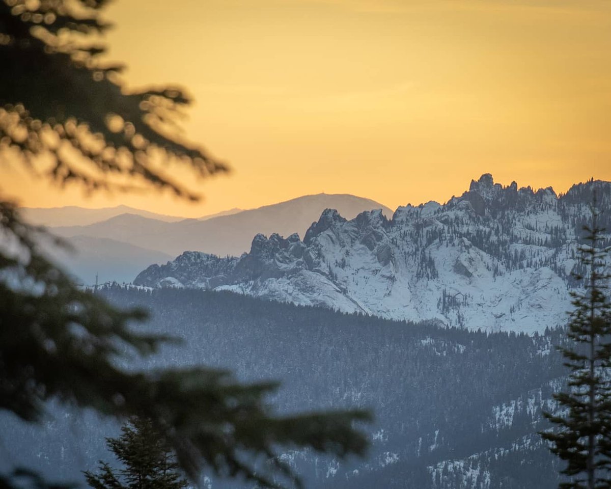 #castlecrags views 📷: instagram.com/northernlimits… #discoversiskiyou #seesiskiyou #wanderabove #venturebeyond #siskiyou #visitcalifornia #californiasnorth #siskiyoucounty #upstateca #shastacascade #california #norcal #sunsetgram #sunsetoftheday #sunsetpics #sunsetlandscape