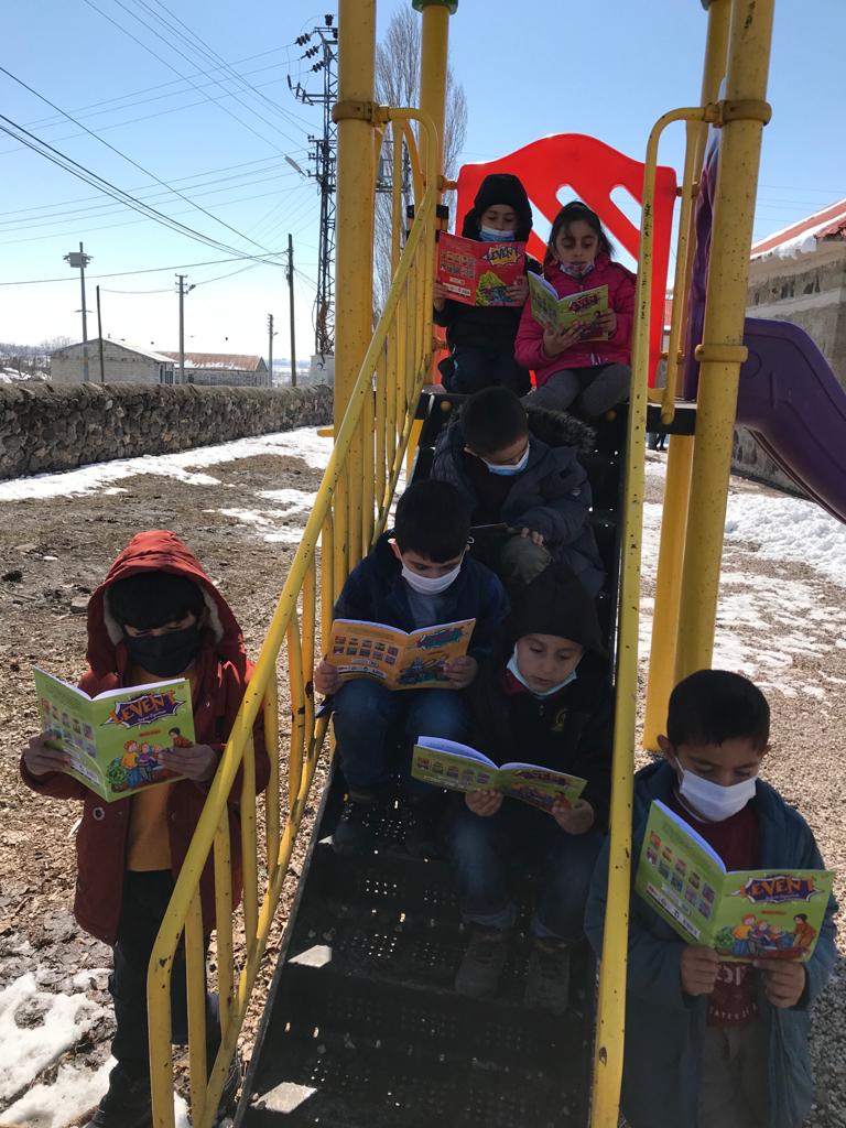 cobandedilkokul's tweet photo. Hiçbir gemi bizi bir kitap kadar uzağa götüremez. Kütüphaneler haftası kutlu olsun.
#KOPRUKOYKUTUPHANELERHAFTASINDAOKUYOR
@skaygusuz 
@Erzurum_Mem 
@latifbagacli 
@TokayIsler 
@hakancinarmem 
@koprukoymem 
@AhmetFa70081067 https://t.co/KhItJqUibo