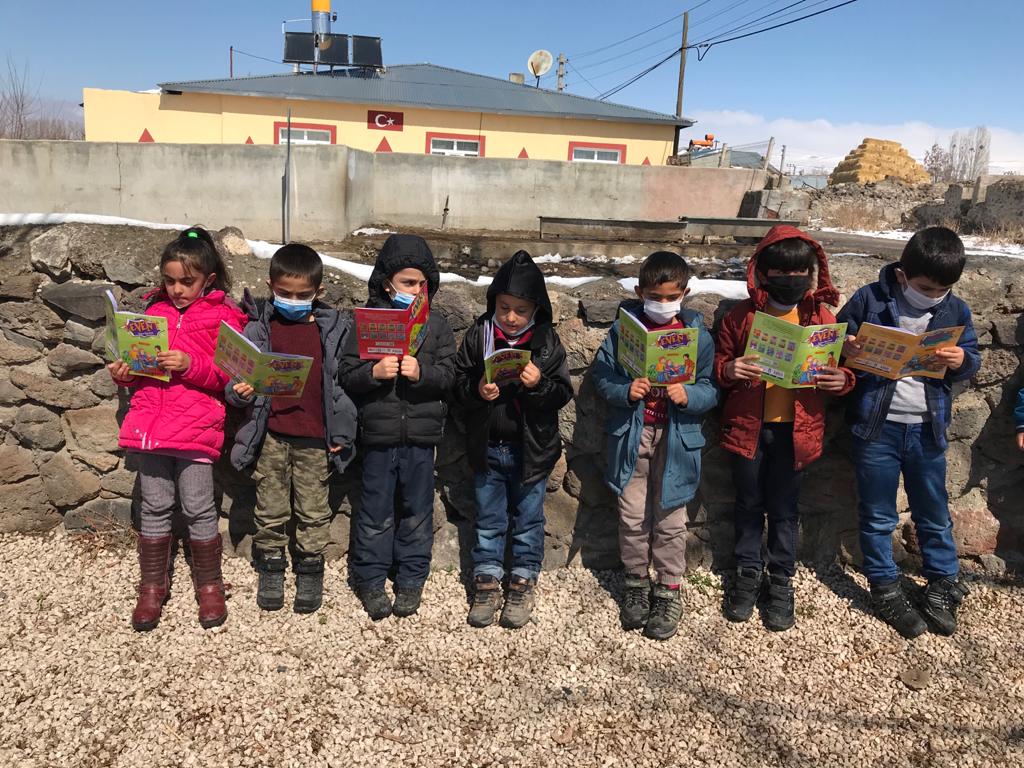 cobandedilkokul's tweet photo. Hiçbir gemi bizi bir kitap kadar uzağa götüremez. Kütüphaneler haftası kutlu olsun.
#KOPRUKOYKUTUPHANELERHAFTASINDAOKUYOR
@skaygusuz 
@Erzurum_Mem 
@latifbagacli 
@TokayIsler 
@hakancinarmem 
@koprukoymem 
@AhmetFa70081067 https://t.co/KhItJqUibo