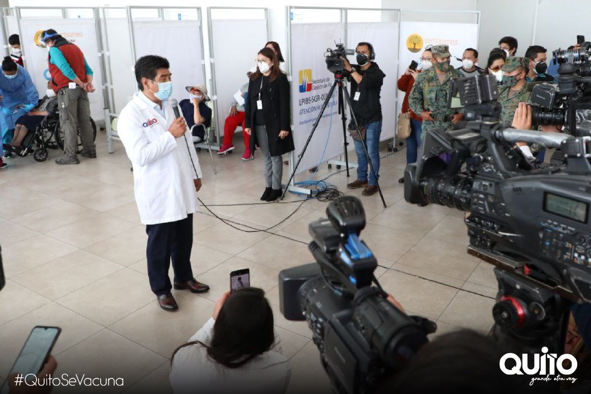 MunicipioQuito's tweet photo. #ElAlcaldeMédico, @LoroHomero, manifestó: "Ahora más que nunca utilicemos la mascarilla, lavémonos las manos, cuidémonos y respetemos las medidas de bioseguridad. Porque la vacunación no es una garantía para superar la pandemia pero si #QuitoSeVacuna prevemos posibles contagios". https://t.co/QQPqFkJQMG
