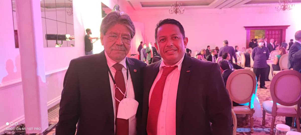 MazierTono's tweet photo. Me siento muy contento de recibir de manos de un gran Presidente, este reconocimiento por mi trabajo realizado al frente de @CmicMichoacan; gracias @EduardoRmzLeal por la distinción.

Me siento muy orgulloso de haber sido Pdte de Cámara, un sueño que tuve desde niño. ¡Gracias! https://t.co/m6NFKEjk61