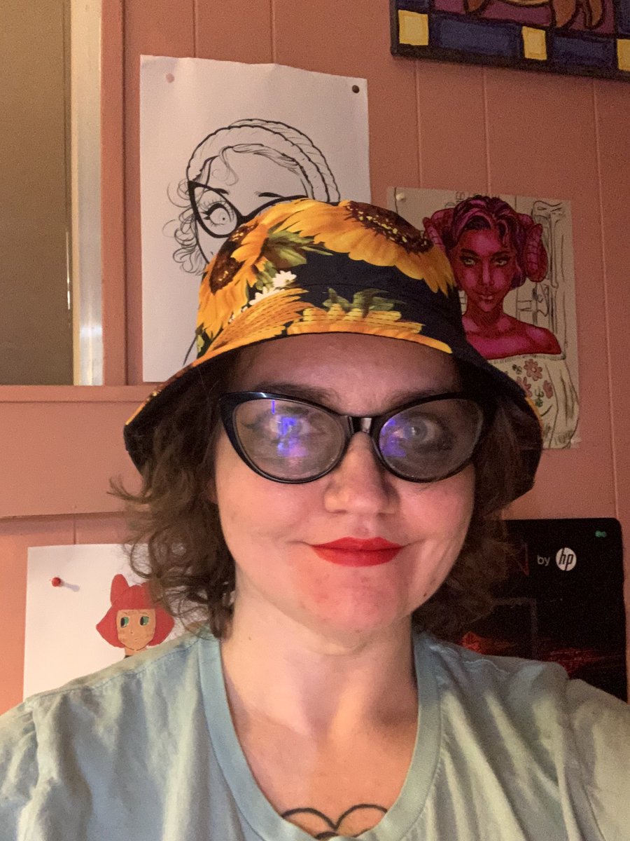 ClaireVGray's tweet photo. My #sunflowerbuckethat arrived in the mail, I now match my #selfsim @SimGuruNinja @TheSims I loved #thethrowbackfitkit so much I had to get myself one! https://t.co/TAKSQE62Nj